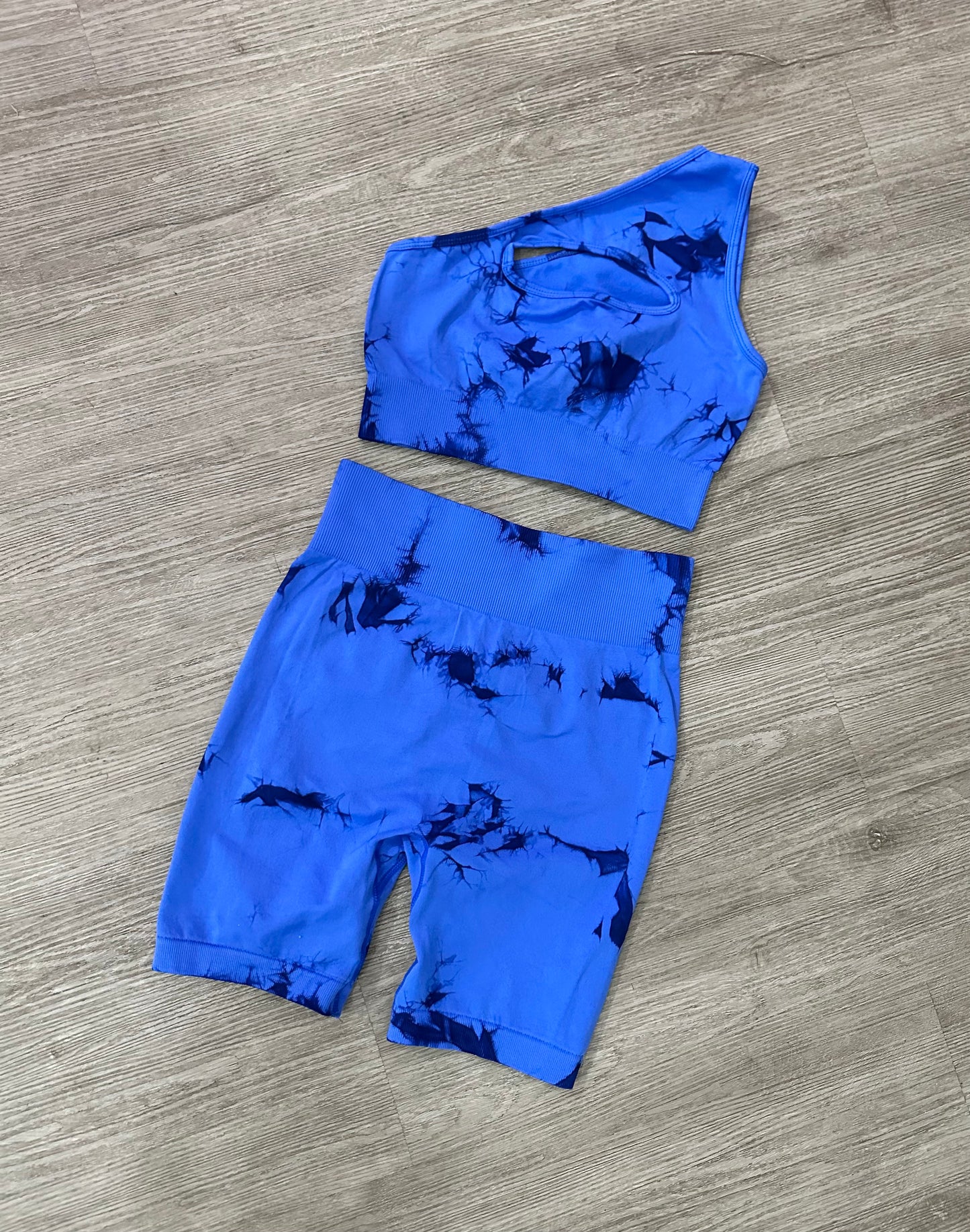 Above The Bar Workout Shorts // Royal